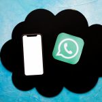 Imagem destacada do artigo sobre WhatsApp GB Azul, mostrando os recursos exclusivos como personalização de temas, controle de privacidade avançado e envio de arquivos maiores. A imagem representa de forma clara as vantagens e funcionalidades da versão modificada do WhatsApp para 2024.