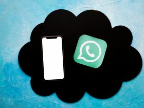 Imagem destacada do artigo sobre WhatsApp GB Azul, mostrando os recursos exclusivos como personalização de temas, controle de privacidade avançado e envio de arquivos maiores. A imagem representa de forma clara as vantagens e funcionalidades da versão modificada do WhatsApp para 2024.