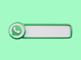 Smartphone exibindo a interface transparente do WhatsApp GB, com temas personalizados e funcionalidades avançadas na versão 2024.