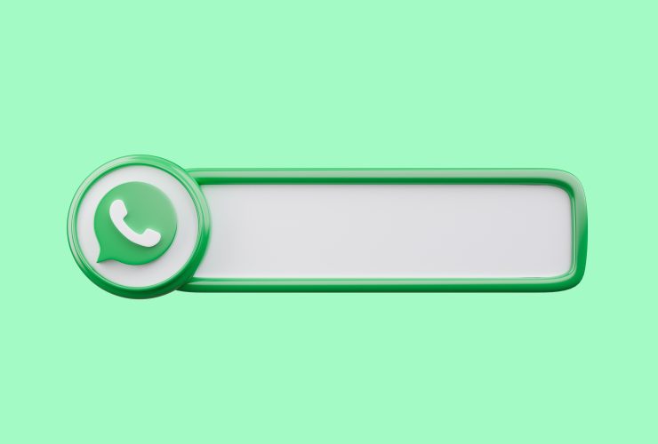 Smartphone exibindo a interface transparente do WhatsApp GB, com temas personalizados e funcionalidades avançadas na versão 2024.