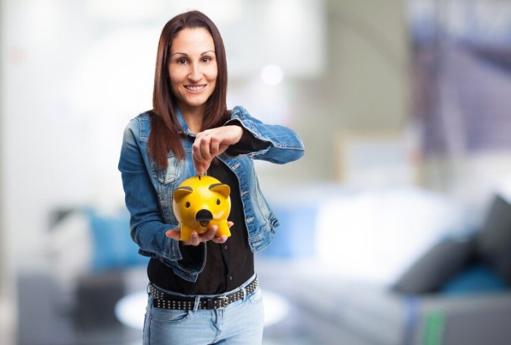 woman with yellow piggy bank 1187 965 1