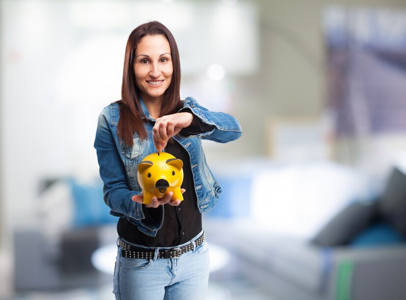 woman with yellow piggy bank 1187 965 1