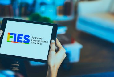 FIES 2025: Oportunidade para o Ensino Superior Retorna com Mais de 112 Mil Vagas 10 6e87d027 mulher segurando tablet tela fies