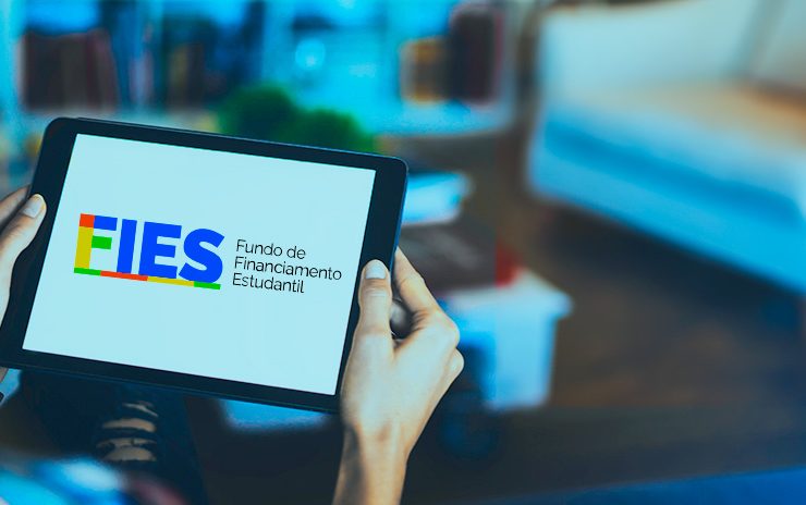 6e87d027 mulher segurando tablet tela fies