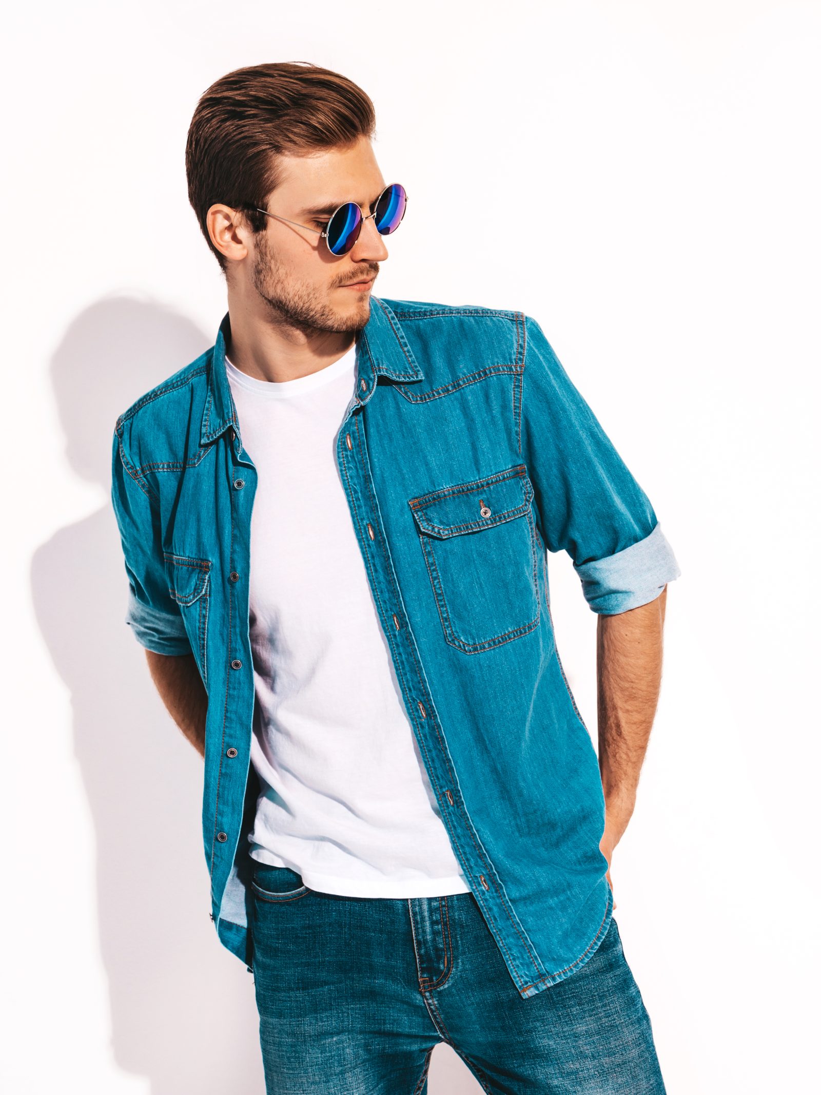 As Marcas de Calça Jeans Masculina Mais Bem Avaliadas 1 portrait handsome smiling stylish young man model wearing jeans clothes sunglasses fashion man