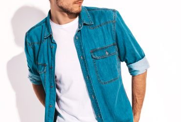 As Marcas de Calça Jeans Masculina Mais Bem Avaliadas 6 portrait handsome smiling stylish young man model wearing jeans clothes sunglasses fashion man