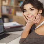 Pessoa usando laptop para analisar métricas visuais e dados gráficos coloridos em ambiente de trabalho